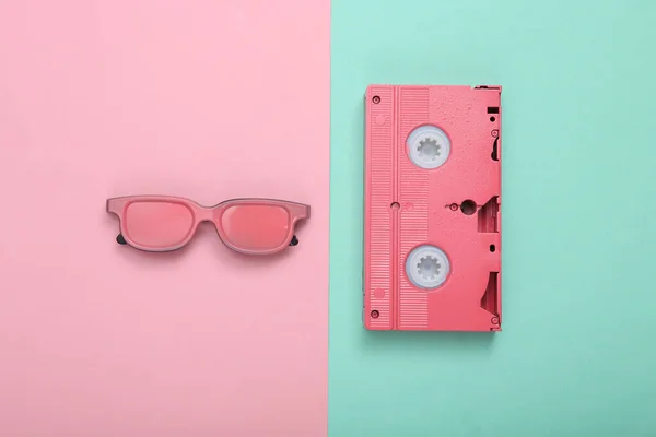 Růžová Video Kazeta Brýle Růžové Modré Pastelové Pozadí Minimalismus Ležel — Stock fotografie