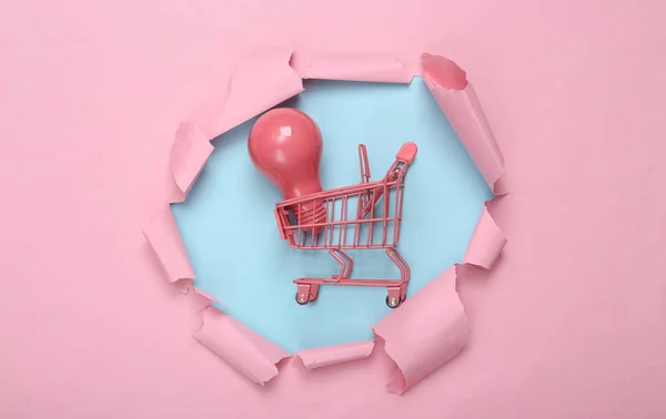 Креативная Планировка Магазинов Розовая Тележка Супермаркета Лампочкой Через Рваное Отверстие — стоковое фото