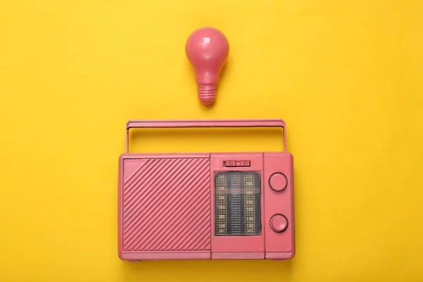 Ricevitore Radio Fresco Rosa Lampadina Sfondo Giallo Concetto Musicale Minimale — Foto Stock