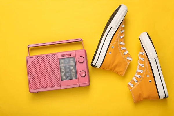 Ricevitore Radio Cool Rosa Sneakers Hipster Sfondo Giallo Concetto Musicale — Foto Stock