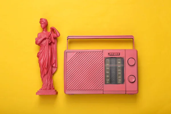Yaratıcı Müzik Düzeni Sarı Arka Planda Radyo Alıcısı Olan Pembe — Stok fotoğraf