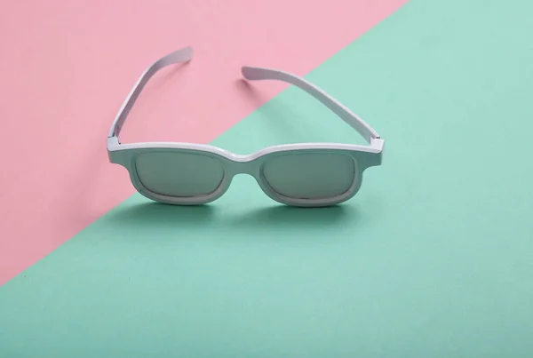 Diseño Moda Creativa Gafas Sol Blancas Sobre Fondo Azul Rosado —  Fotos de Stock