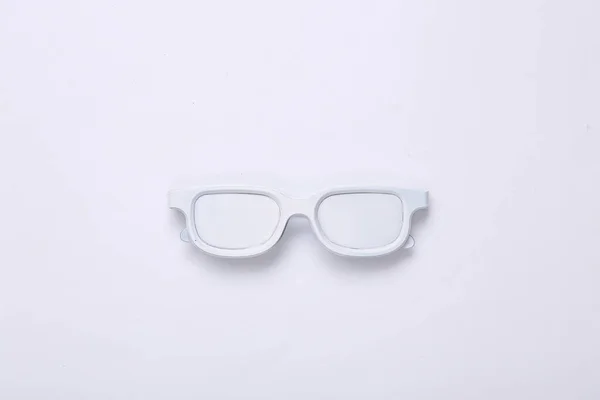 Yaratıcı Moda Düzeni Beyaz Arka Planda Beyaz Güneş Gözlüğü Minimalizm — Stok fotoğraf
