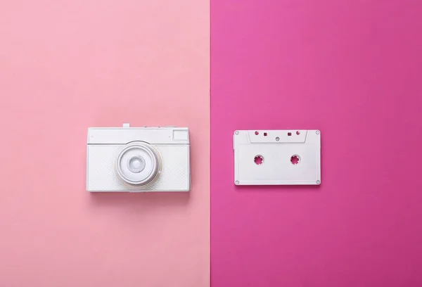 Kreatywny Układ Retro Biała Kamera Retro Kaseta Audio Różowym Tle — Zdjęcie stockowe