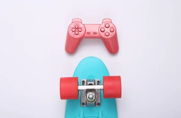 Kreatif Tata Letak Pemuda Penny Board Dan Gamepad Dengan Latar — Stok Foto