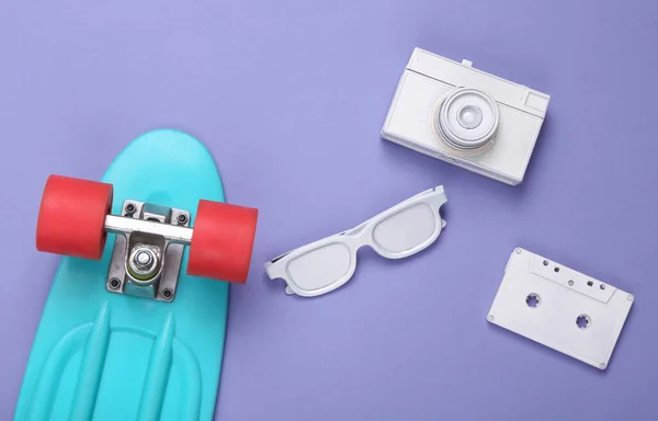 Minimalistische Lay Out Van Witte Audiocassette Bril Camera Penny Board — Stockfoto