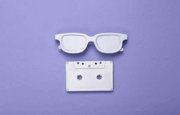 Diseño Minimalista Casete Audio Blanco Gafas Sobre Fondo Púrpura Vista —  Fotos de Stock