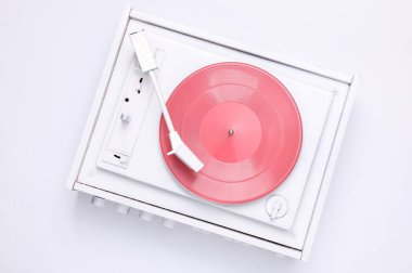 Turntable vinil müzik çalar beyaz arkaplanda. DJ 'in müziği karıştırıp çalması için ses teknolojisi. Beyaz plak plağı. Minimalizm. Düz yatıyordu. Üst görünüm