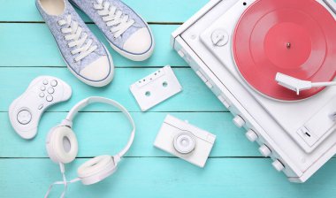 Sanat kavramı. Vinil plak çaların yaratıcı retro tasarımı ve mavi ahşap arka planda 80 'lerin diğer retro özellikleri. Üst Manzara. Düz yatıyordu