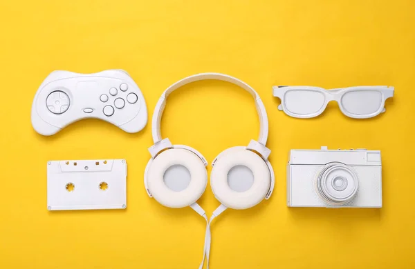 Diseño Minimalista Joystick Blanco Casete Audio Gafas Cámara Auriculares Sobre —  Fotos de Stock