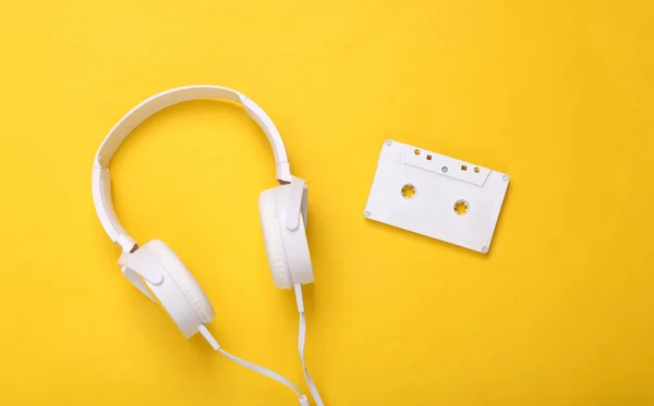 Bílá Sluchátka Zvukovou Kazetou Žlutém Pozadí Creative Music Layout Horní — Stock fotografie