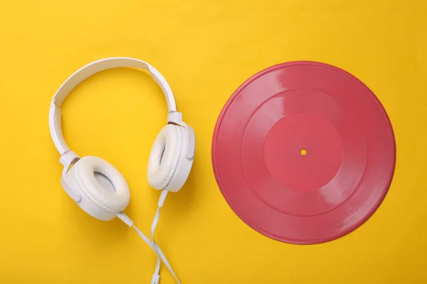 Fehér Fülhallgató Rózsaszín Bakelitlemezzel Sárga Háttérrel Kreatív Zenei Elrendezés Első — Stock Fotó