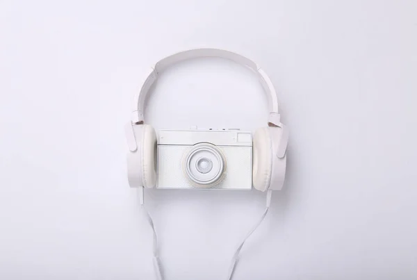 Fones Ouvido Brancos Câmera Fundo Branco Layout Mínimo Criativo Vista — Fotografia de Stock