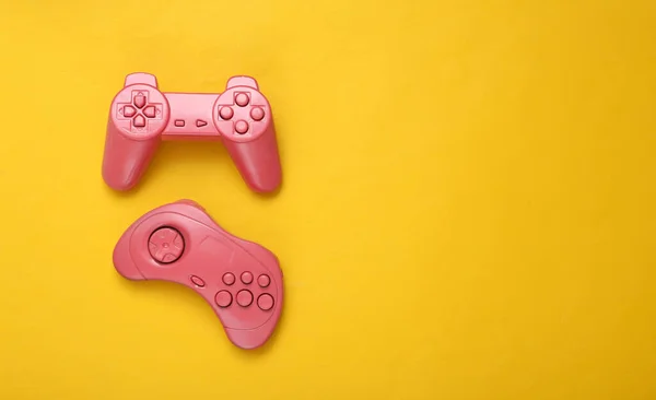 Δημιουργική Διάταξη Παιχνιδιού Ρετρό Gamepads Κίτρινο Φόντο Μινιμαλισμός Αντίληψη Τέχνης — Φωτογραφία Αρχείου