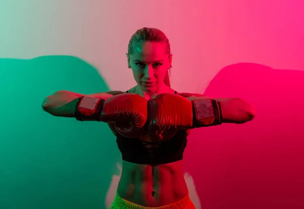 フィット女性ボクサーでボクシング手袋でピンクグリーンネオンライト — ストック写真
