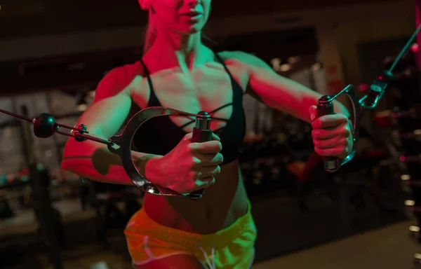 Fit Frau Sportkleidung Trainiert Einem Crassover Seilzug Rosa Grünes Neonlicht — Stockfoto