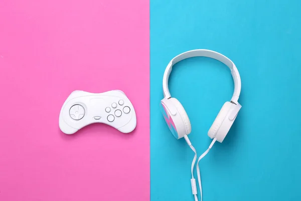 Mise Page Jeu Créatif Gamepad Rétro Blanc Écouteurs Sur Fond — Photo