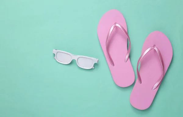 Minimalistisk Reseplanering Flip Flops Och Vita Solglasögon Mintblå Bakgrund Högst — Stockfoto