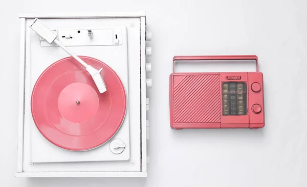 Μουσική Διάταξη Λευκό Πικάπ Βινυλίου Και Ροζ Δροσερό Ραδιόφωνο Δέκτη — Φωτογραφία Αρχείου