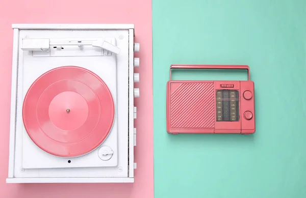 Bílý Gramofon Gramofon Růžové Rádio Přijímač Růžové Modré Pastelové Pozadí — Stock fotografie