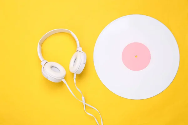 Μουσική Δημιουργική Διάταξη Λευκό Βινύλιο Και Ακουστικά Κίτρινο Φόντο Στο — Φωτογραφία Αρχείου