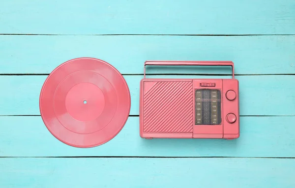 Yaratıcı Müzik Düzeni Pembe Plak Mavi Ahşap Arka Planda Radyo — Stok fotoğraf