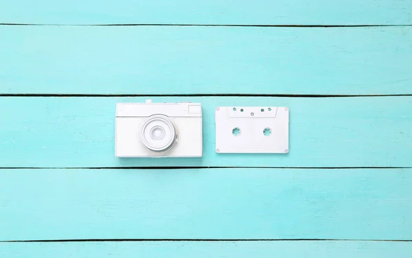 Biała Kamera Retro Kaseta Audio Niebieskim Drewnianym Tle Kreatywny Minimalizm — Zdjęcie stockowe