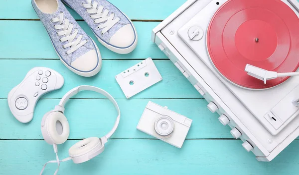 Sanat kavramı. Vinil plak çaların yaratıcı retro tasarımı ve mavi ahşap arka planda 80 'lerin diğer retro özellikleri. Üst Manzara. Düz yatıyordu