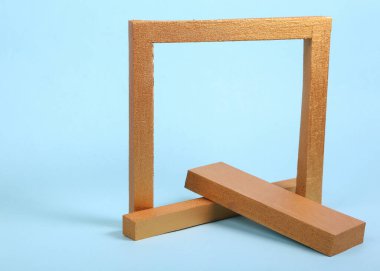 Mavi arkaplanda geometrik şekilli altın çerçeve