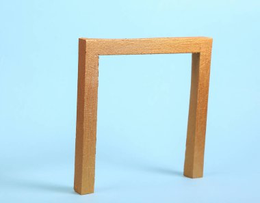 Mavi arka planda altın çerçeve kemeri. Minimalizm. kavram sanatı 