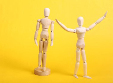 Özgürlük kavramı. Sarı arka planda iki kukla