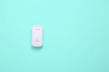 Mavi bir duvarda kapı zili. Minimalizm