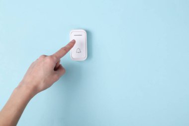 Parmak mavi duvardaki kapı zilini çalar. Minimalizm