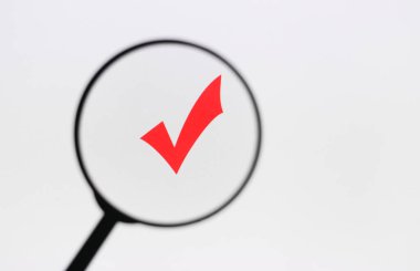 Monitör ekranındaki işaret onaylı simgeyi büyüteçle işaretle