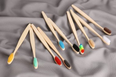 İpek gri arka planda eko bambu diş fırçası seti