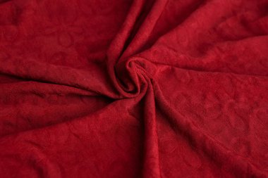 Bükülmüş kırmızı ipek kumaş. Güzellik ve moda geçmişi