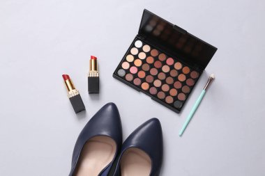 Kadın aksesuarlarının düz kompozisyonu, beyaz arka planda kozmetik ürünleri. Üst görünüm