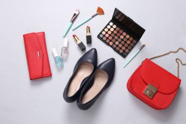 Kadın aksesuarlarının düz kompozisyonu, beyaz arka planda kozmetik ürünleri. Üst görünüm