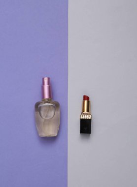 Mor arka planda ruj ve parfüm şişesi. Güzellik, cazibe sahnesi. Üst görünüm