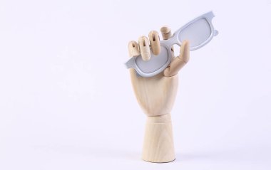 Tahta el beyaz arka planda beyaz bardaklar tutuyor.