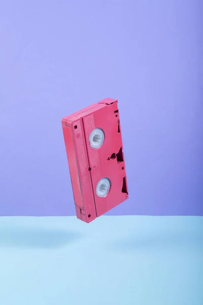 Levitating Vaaleanpunainen Videokasetti Värillinen Tausta Minimalistinen Asetelma Luova Ulkoasu Käsite — kuvapankkivalokuva