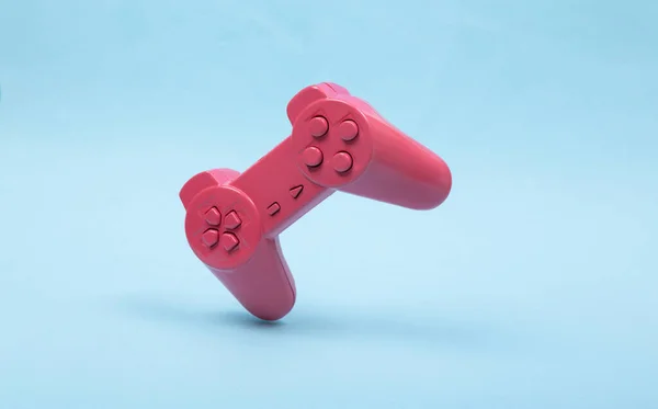 Levitando Gamepad Rosa Fundo Azul Foto Vida Imóvel Minimalista Layout — Fotografia de Stock