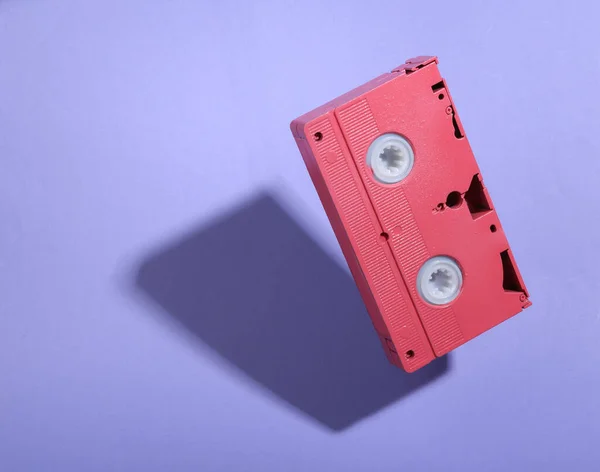 Lewitująca Różowa Kaseta Wideo Fioletowym Tle Cieniem Zdjęcie Minimalistyczna Martwa — Zdjęcie stockowe