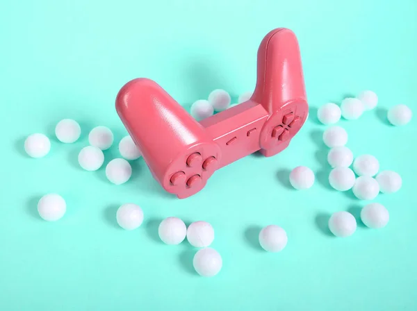 Gamepad Rosa Con Bolas Blancas Sobre Fondo Azul Minimalismo Bodegón — Foto de Stock