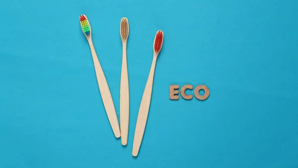 Umweltfreundliche Bambuszahnbürsten Und Wort Öko Auf Blauem Hintergrund Ansicht Von — Stockfoto