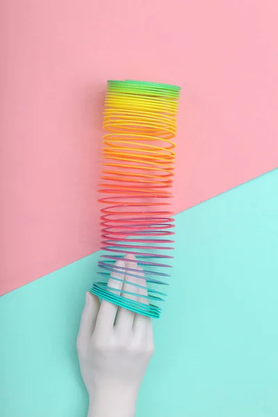 Mano Blanca Arco Iris Plástico Multicolor Espiral Slinky Juguete Sobre — Foto de Stock
