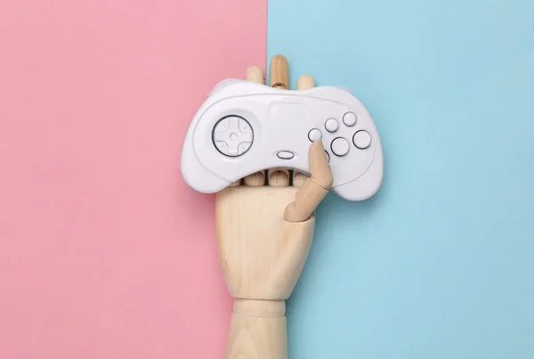 Holzhand Hält Weiß Lackiertes Gamepad Auf Blaurosa Hintergrund Minimalismus Konzeptkunst — Stockfoto