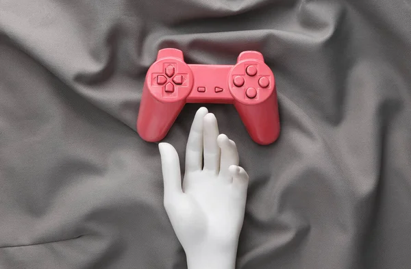 Gamepad Main Rose Sur Fond Soie Grise — Photo