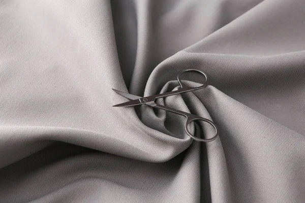 在灰色丝绸背景上的指甲剪子 美的概念 — 图库照片