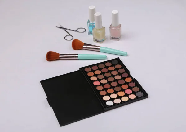 Beauty Products White Background Make Eye Shadow Palette Makeup Brushes — Foto Stock